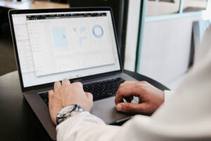pessoa no computador olhando como a contabilidade é essencial para empresas