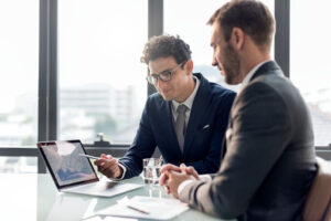 sócios olhando uma contabilidade consultiva
